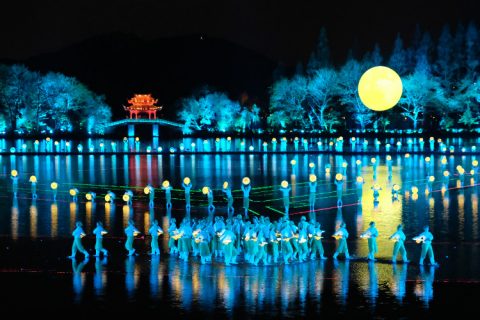 Espetáculo noturno no lago